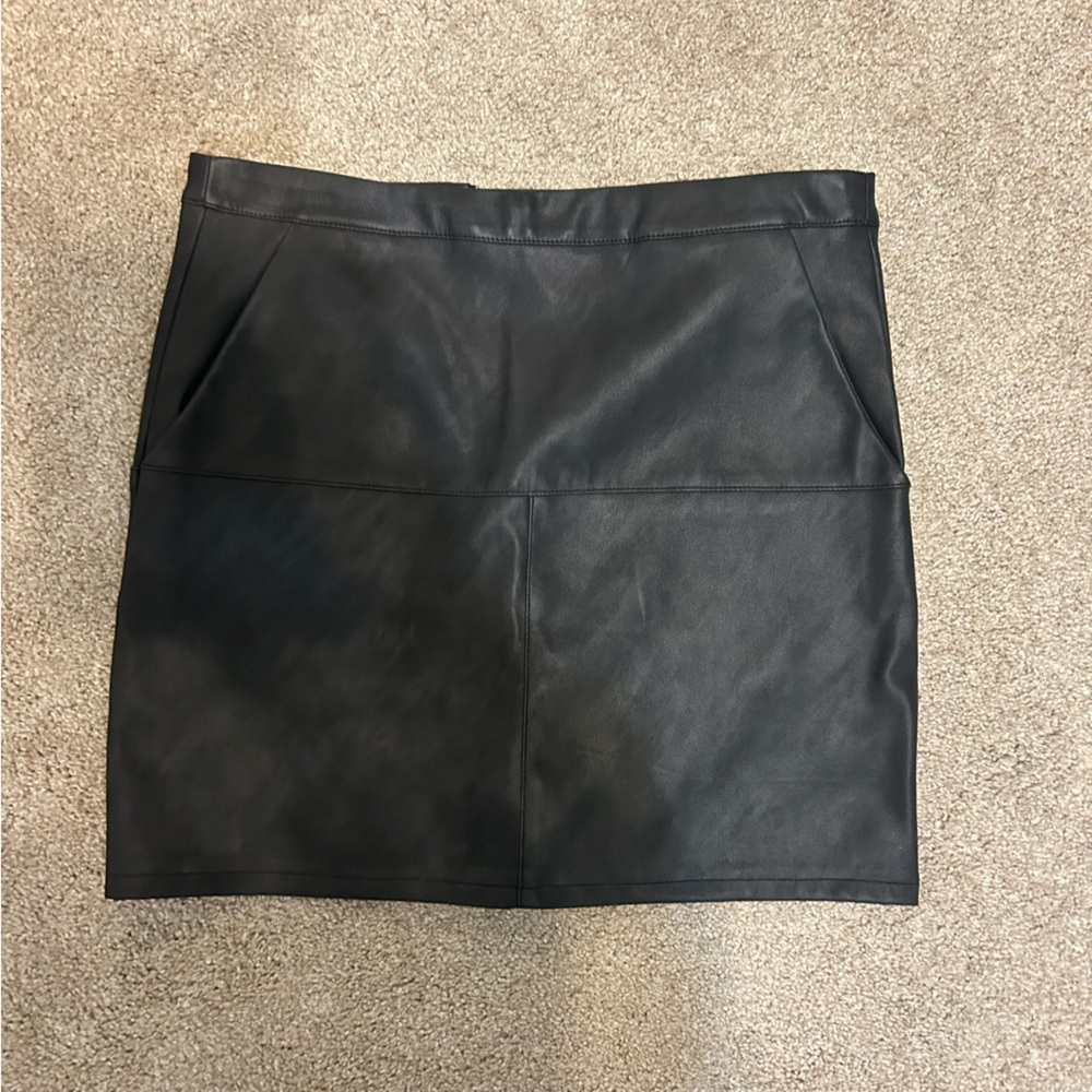 Medium Black faux leather mini skirt